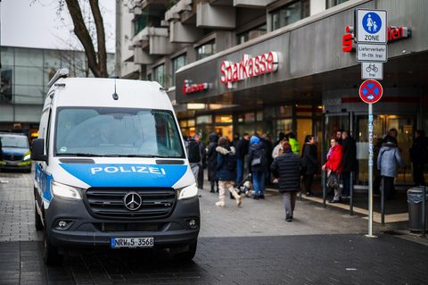 Ein Polizeiwagen steht vor der Sparkasse in Gelsenkirchen.