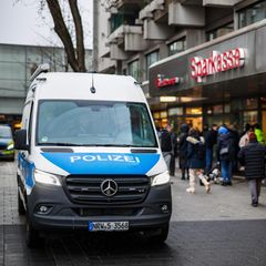 Ein Polizeiwagen steht vor der Sparkasse in Gelsenkirchen.