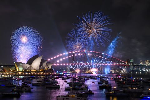 Bald ist es auch in Sydney soweit - mit einem Vor-Feuerwerk wird hier schon vor Mitternacht gefeiert. Foto: Dan Himbrechts/AAP/d