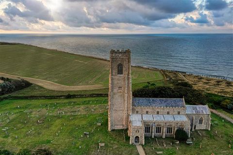 Den Friedhof von Happisburgh samt Kirche wird es Schätzungen zufolge in einigen Jahrzehnten so nicht mehr geben