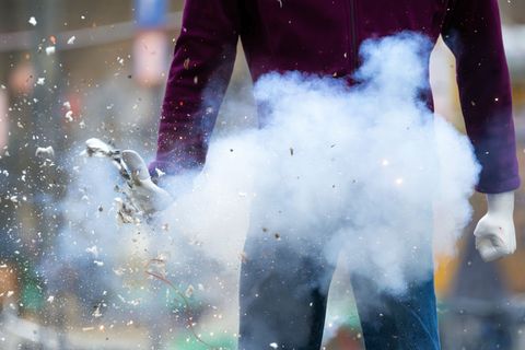 Ilegales Feuerwerk kann gefährlich werden. (Symbolbild) Foto: Soeren Stache/dpa