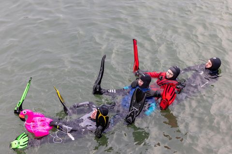 Der Rhein beim Silvester-Abschwimmen ist etwa vier Grad warm. Foto: Helmut Fricke/dpa