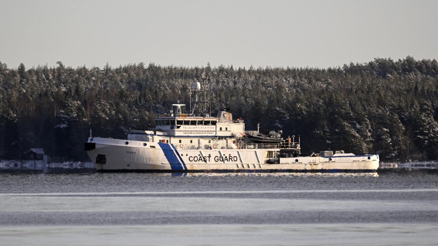 Vorfall in der Ostsee: Unterseekabel beschädigt: Finnland setzt Schiff fest
