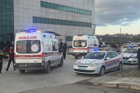Krankenwagen nach der Razzia in Yalova am Montag