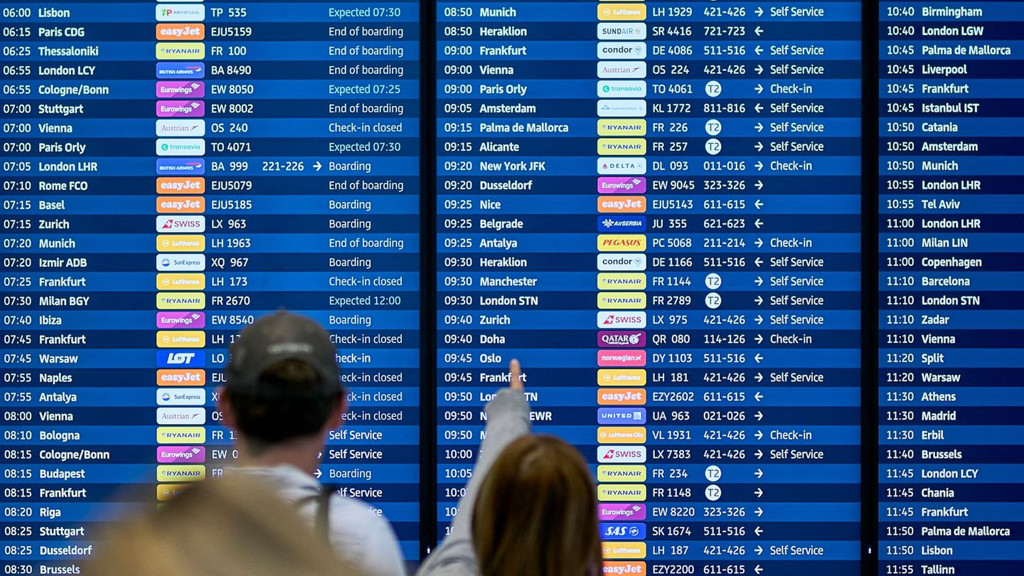 Passagiere sollten sich vor dem Antritt ihrer Reise über ihren Flug informieren. (Archivbild) Foto: Michael Ukas/dpa