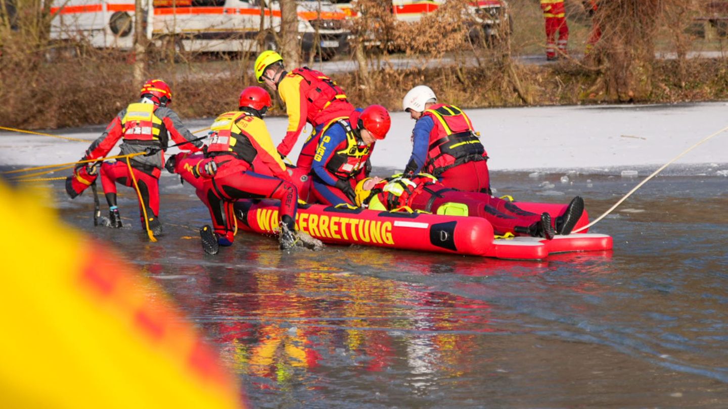 Die Wasserrettung übt einen Einsatz an einem zugefrorenen See. Foto: Enrique Kaczor/onw-images/dpa