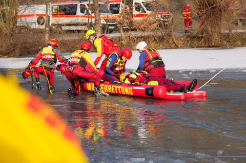 Die Wasserrettung übt einen Einsatz an einem zugefrorenen See. Foto: Enrique Kaczor/onw-images/dpa