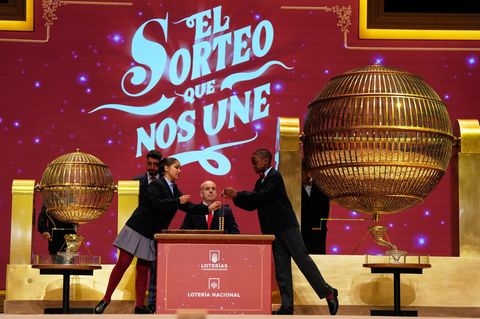 Kinder aus Madrid ziehen die Lottozahlen bei der traditionellen Weihnachtslotterie El Gordo in Spanien