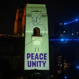 Die Vorbereitungen zur großen Silvester-Party in Sydney waren dieses Jahr überschattet von der Erinnerung an den Anschlag auf eine jüdische Feier am Bondi Beach vor rund zwei Wochen. Silvester-Partys wurden daher um 23.00 Uhr (Ortszeit) für eine Schweigeminute unterbrochen, die Harbour Bridge in weißes Licht als Zeichen des Friedens getaucht. Unter der Friedenstaube sind die Wörter "Frieden" und "Zusammenhalt" auf einen Brückenpfeiler projiziert