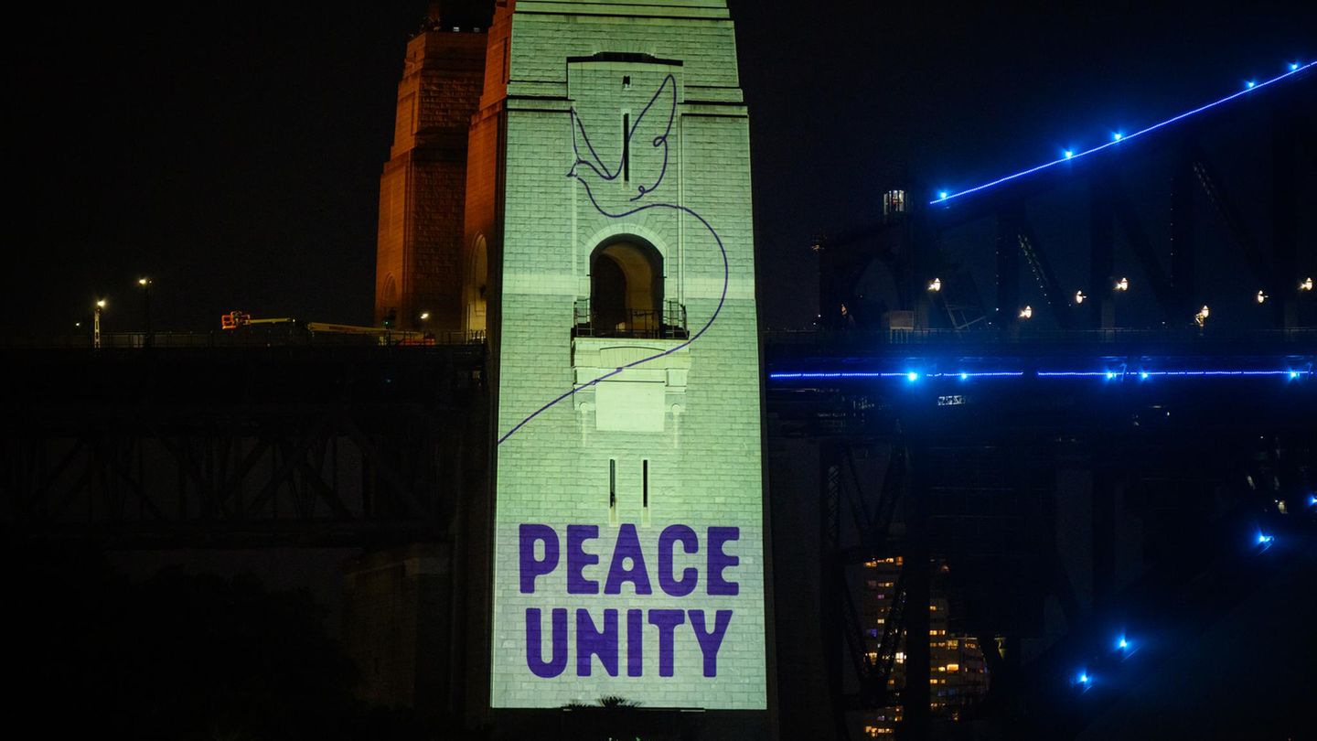 Die Vorbereitungen zur großen Silvester-Party in Sydney waren dieses Jahr überschattet von der Erinnerung an den Anschlag auf eine jüdische Feier am Bondi Beach vor rund zwei Wochen. Silvester-Partys wurden daher um 23.00 Uhr (Ortszeit) für eine Schweigeminute unterbrochen, die Harbour Bridge in weißes Licht als Zeichen des Friedens getaucht. Unter der Friedenstaube sind die Wörter "Frieden" und "Zusammenhalt" auf einen Brückenpfeiler projiziert