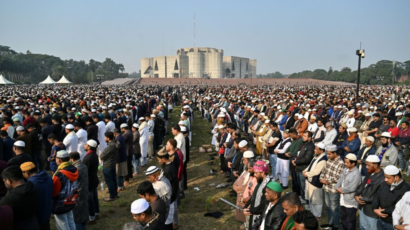 Trauernde Menschen beim Staatsbegräbnis