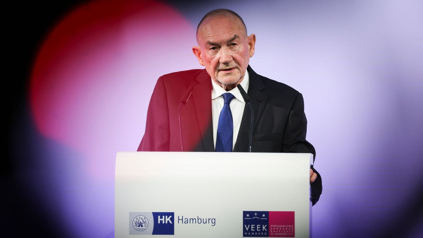 Handelskammer-Präses Aust spricht im Börsensaal der Handelskammer. Foto: Christian Charisius/dpa