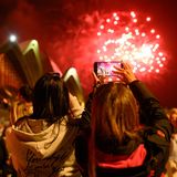 Nachdem um 21 Uhr schon ein Feuerwerk für Familien mit kleineren Kindern in Sydney gezündet wurde, ging es um Mitternacht (14 Uhr deutscher Zeit) richtig los – natürlich wurden für das Feuerwerk auch Smartphones gezückt