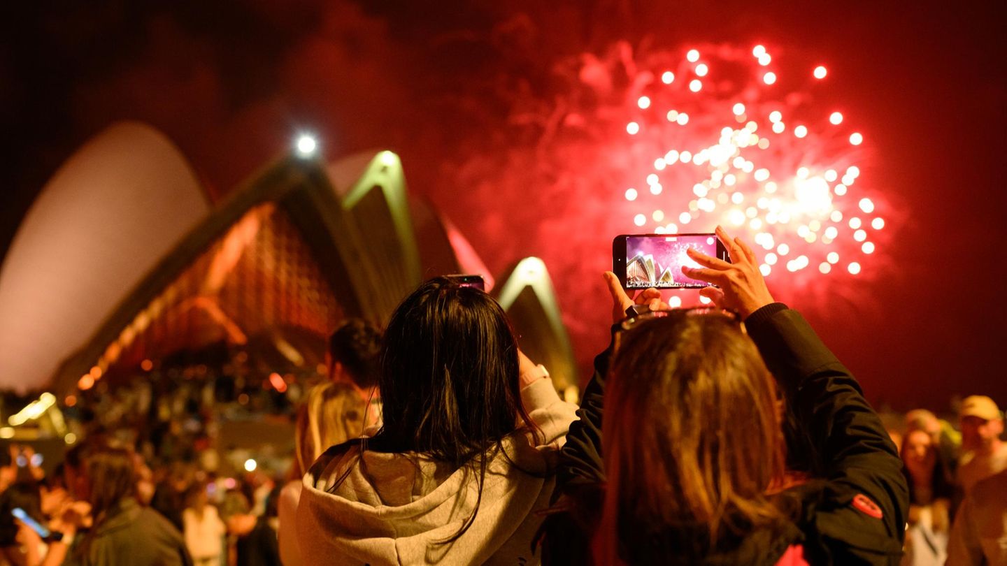 Nachdem um 21 Uhr schon ein Feuerwerk für Familien mit kleineren Kindern in Sydney gezündet wurde, ging es um Mitternacht (14 Uhr deutscher Zeit) richtig los – natürlich wurden für das Feuerwerk auch Smartphones gezückt
