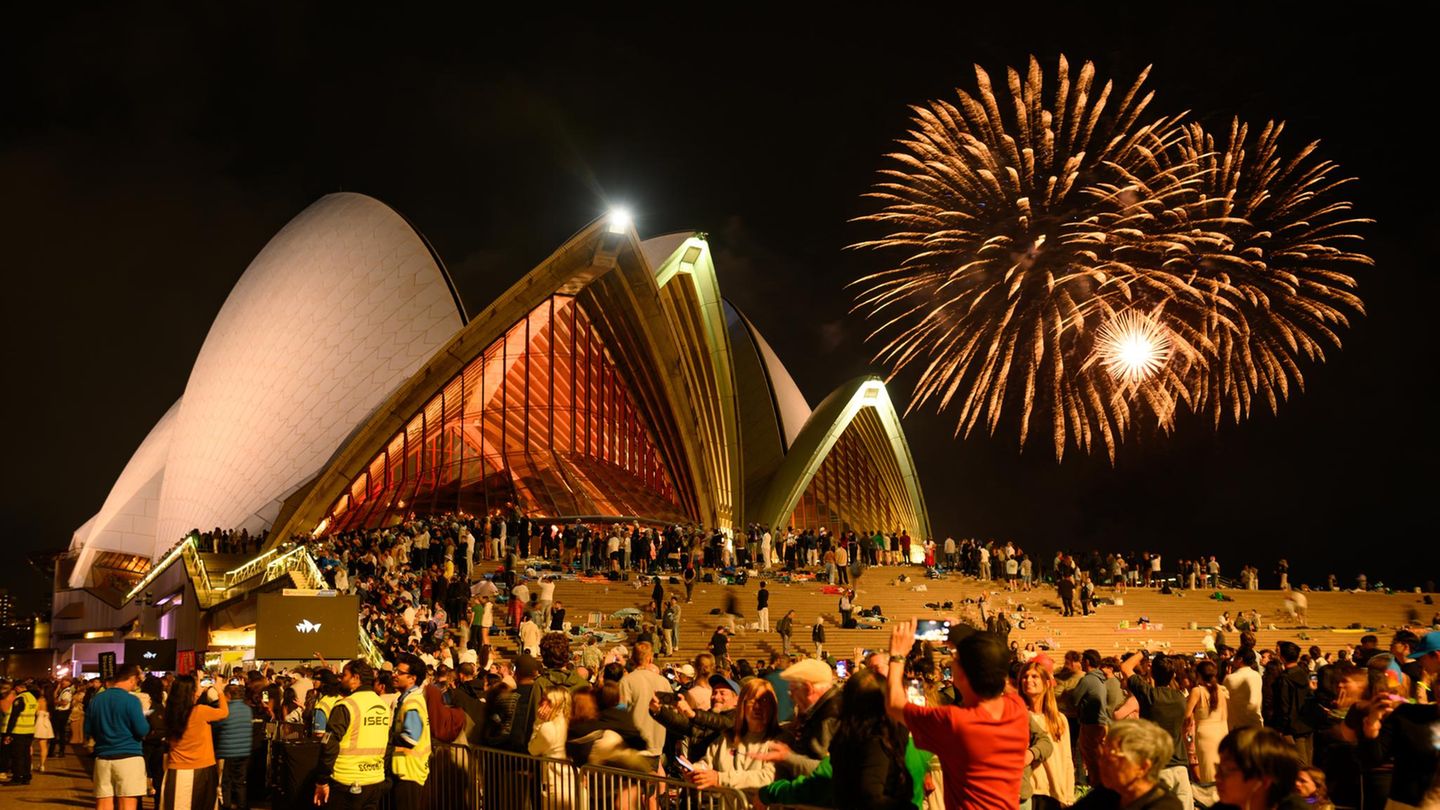 Auch das andere berühmte Wahrzeichen der australischen Metropole erstrahlte im Glanz des Silvester-Feuerwerks: die Oper von Sydney
