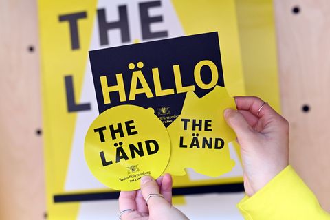 Fans des Landes können sich von oben bis unten mit gelben Artikeln ausstatten. (Archivfoto) Foto: Uli Deck/dpa