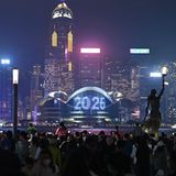 In Hongkong wurde das große Feuerwerk zu Ehren der 161 Todesopfer abgesagt, die beim Brand eines Hochhauskomplexes kürzlich ums Leben gekommen waren. Am Silvester-Countdown in der Nähe des Victoria-Hafens in Tsim Sha Tsu versammelten sich trotzdem Feiernde