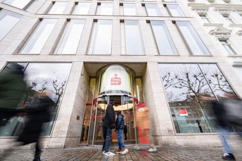 Die betroffene Sparkasse Köln/Bonn bestätigte den Vorfall. Foto: Benjamin Westhoff/dpa