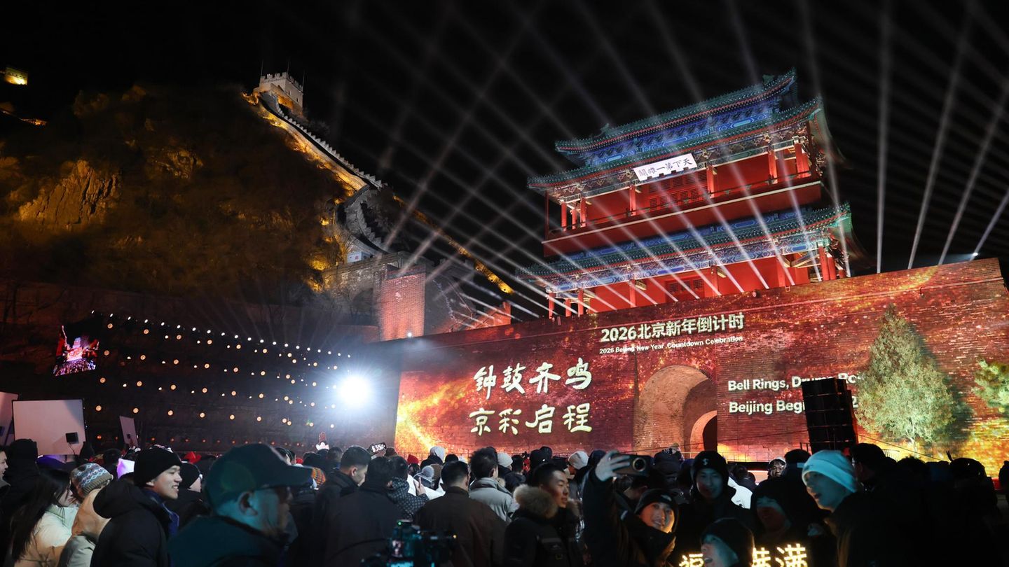 Auf dem chinesischen Festland begann das neue Jahr im Vergleich zu vielen westlichen Ländern ruhiger. Zwar gab es auch hier Feiern und Zusammenkünfte – wie hier an der Großen Mauer bei Juyongguan nahe Peking. Der eigentliche Höhepunkt steht aber erst Mitte Februar an, wenn China nach dem traditionellen Mondkalender das neue Jahr begrüßt. Mit dem Übergang vom Jahr der Schlange zum Jahr des Pferdes beginnt dann die größte Reisewelle des Jahres