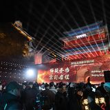 Auf dem chinesischen Festland begann das neue Jahr im Vergleich zu vielen westlichen Ländern ruhiger. Zwar gab es auch hier Feiern und Zusammenkünfte – wie hier an der Großen Mauer bei Juyongguan nahe Peking. Der eigentliche Höhepunkt steht aber erst Mitte Februar an, wenn China nach dem traditionellen Mondkalender das neue Jahr begrüßt. Mit dem Übergang vom Jahr der Schlange zum Jahr des Pferdes beginnt dann die größte Reisewelle des Jahres