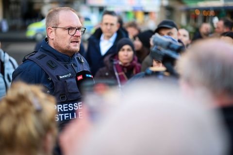 Die Ermittler prüfen Videosequenzen aus einem angrenzenden Parkhaus mit maskierten Personen und zwei Fahrzeugen. Foto: Christoph