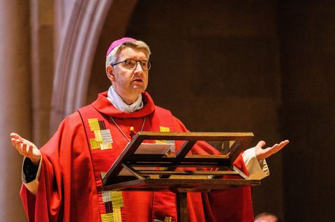 Der Mainzer Bischof Peter Kohlgraf betont zum Jahreswechsel den Wert von Freundschaften. (Archivbild) Foto: Andreas Arnold/dpa