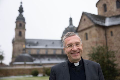 Bischof Michael Gerber vor dem Fuldaer Dom. Der Oberhirte äußert sich zur Polarisierung der Gesellschaft. (Archivbild) Foto: Hel