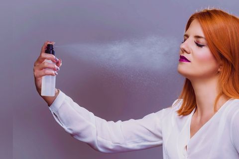 Mit ein paar Sprühstößen Fixingspray sitzt das Make-up auch noch nach einigen Stunden.