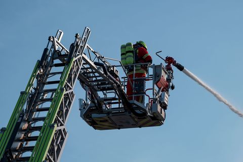 Bei einem Feuer auf einem Bauernhof im Kreis Waldeck-Frankenberg können 650 Milchkühe gerettet werden. (Symbolbild) Foto: Daniel