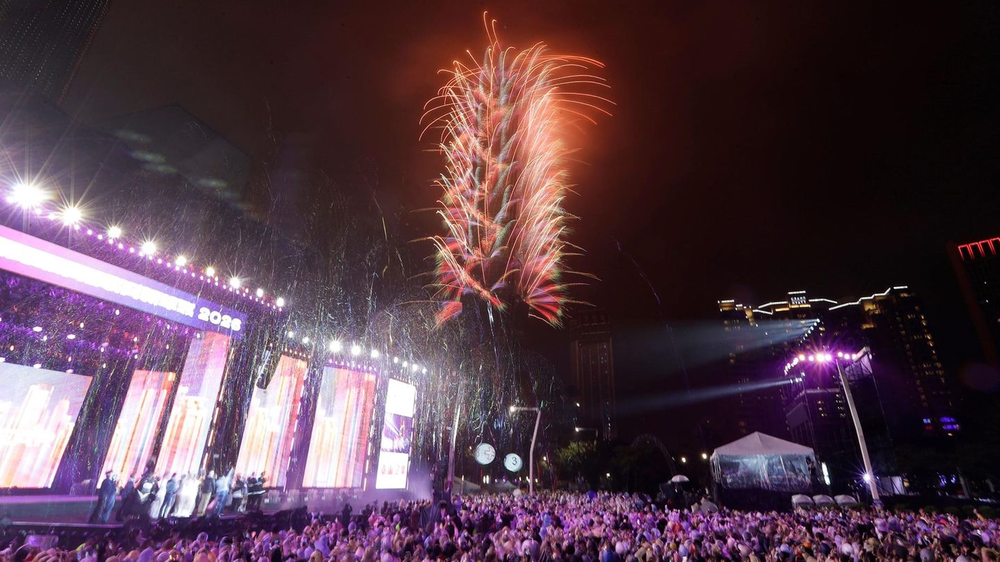 Derweil begrüßten Menschen in der taiwanischen Hauptstadt Taipeh das neue Jahr wie üblich mit einem großen Feuerwerk rund um den Wolkenkratzer Taipei 101, der dort traditionell im Zentrum der Silvesterfeiern steht