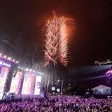 Derweil begrüßten Menschen in der taiwanischen Hauptstadt Taipeh das neue Jahr wie üblich mit einem großen Feuerwerk rund um den Wolkenkratzer Taipei 101, der dort traditionell im Zentrum der Silvesterfeiern steht