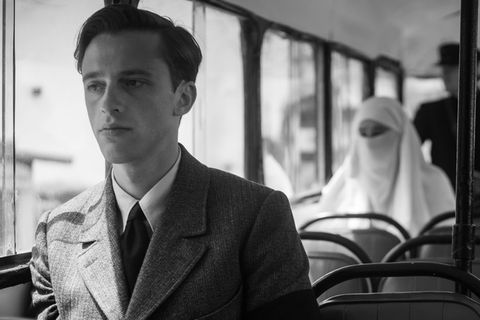 Meursault (Benjamin Voisin) ist "Der Fremde". Literaturfans kennen die Figur aus dem gleichnamigen Roman von Albert Camus, François Ozon bringt die Geschichte jetzt neu auf die Leinwand.