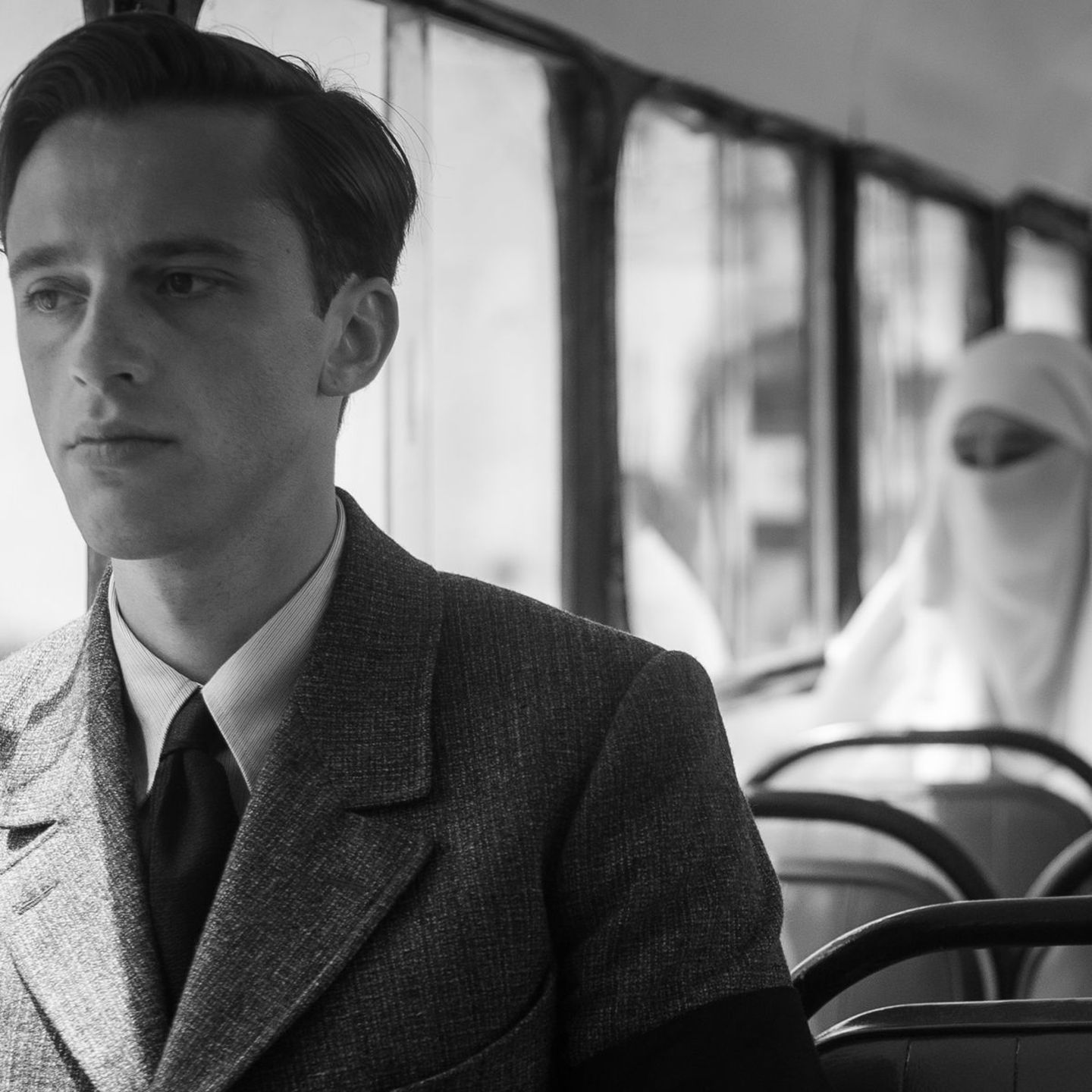 Meursault (Benjamin Voisin) ist "Der Fremde". Literaturfans kennen die Figur aus dem gleichnamigen Roman von Albert Camus, François Ozon bringt die Geschichte jetzt neu auf die Leinwand.