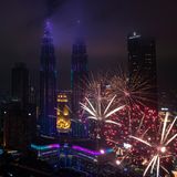 In Kuala Lumpur, Malaysia, erhellt das Feuerwerk die fast 452 Meter hohen Petronas Twin Towers