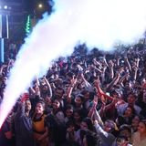 In der indischen Metropole Mumbai feiert eine Menschenmenge auf einer Promenade den Jahreswechsel