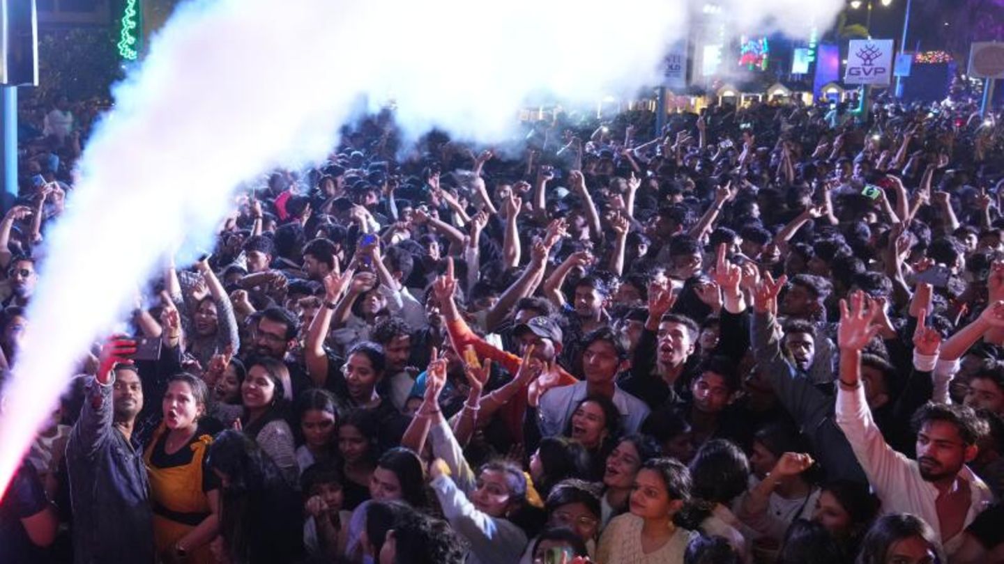 In der indischen Metropole Mumbai feiert eine Menschenmenge auf einer Promenade den Jahreswechsel