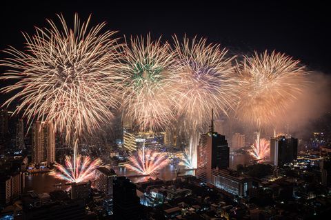 Thailands Hauptstadt Bangkok begrüßte um 18 Uhr deutscher Zeit das neue Jahr mit einem großen Feuerwerk über dem Chao Phraya River, an dessen Ufern sich zahlreiche Schaulustige versammelten