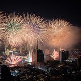 Thailands Hauptstadt Bangkok begrüßte um 18 Uhr deutscher Zeit das neue Jahr mit einem großen Feuerwerk über dem Chao Phraya River, an dessen Ufern sich zahlreiche Schaulustige versammelten