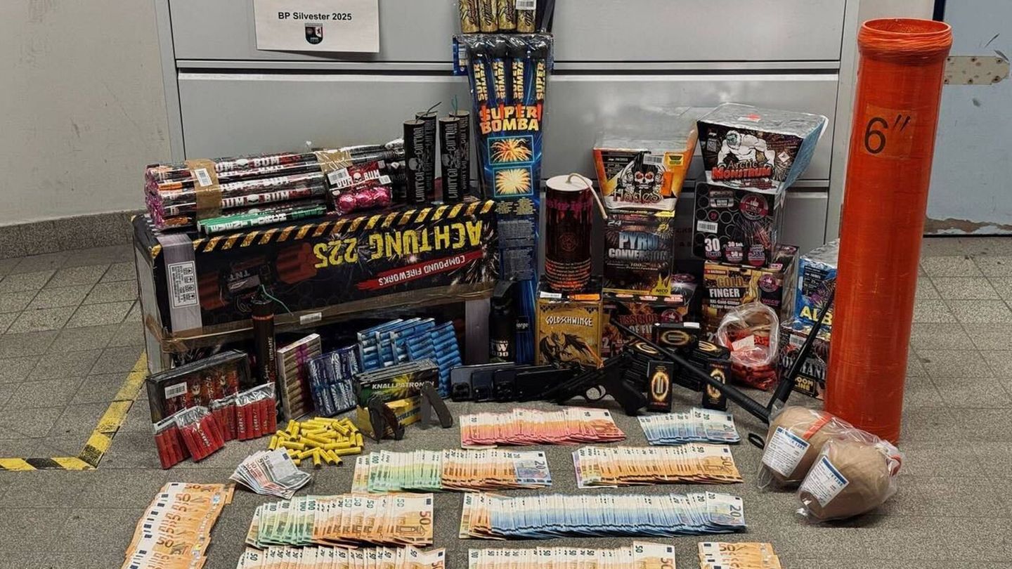 Die Beamten fanden sowohl legale als auch illegale Feuerwerkskörper. Foto: Polizei Berlin/dpa