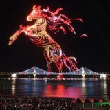 Dank Drohnen statt Feuerwerk steigt dieses Pferd in den Nachthimmel über Busan in Südkorea. Angesichts von Feinstaub und Müll durch normales Feuerwerk eine umweltfreundliche Alternative – und eindrucksvoll gleich dazu