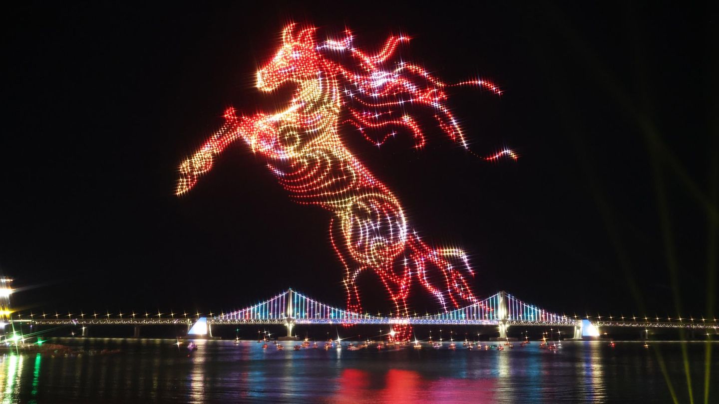 Dank Drohnen statt Feuerwerk steigt dieses Pferd in den Nachthimmel über Busan in Südkorea. Angesichts von Feinstaub und Müll durch normales Feuerwerk eine umweltfreundliche Alternative – und eindrucksvoll gleich dazu
