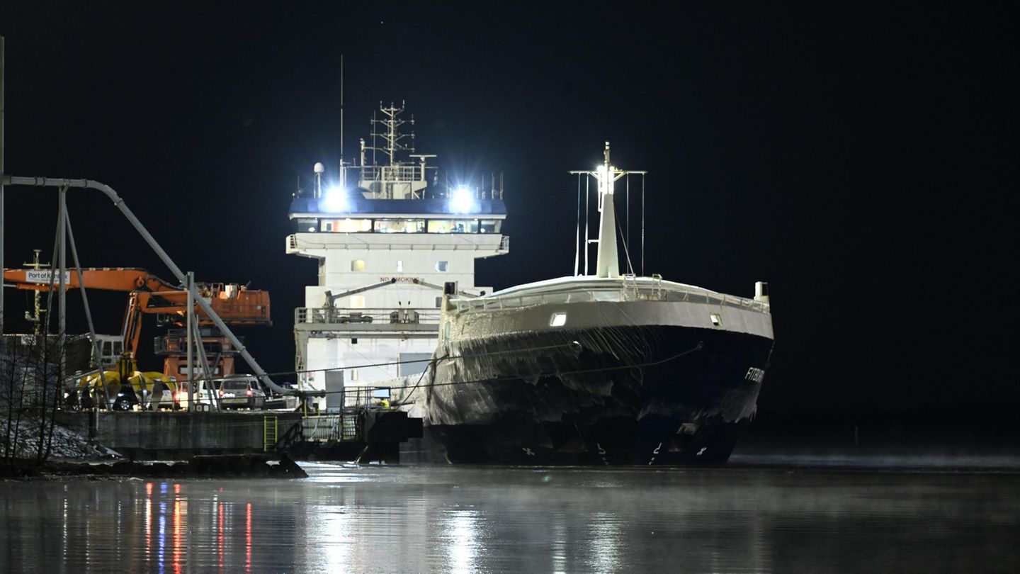 In einem Hafen in Finnland liegt das Schiff "Fitburg", ein schwarzer Frachter mit weißen Aufbauten (Bild Unterseekabel)