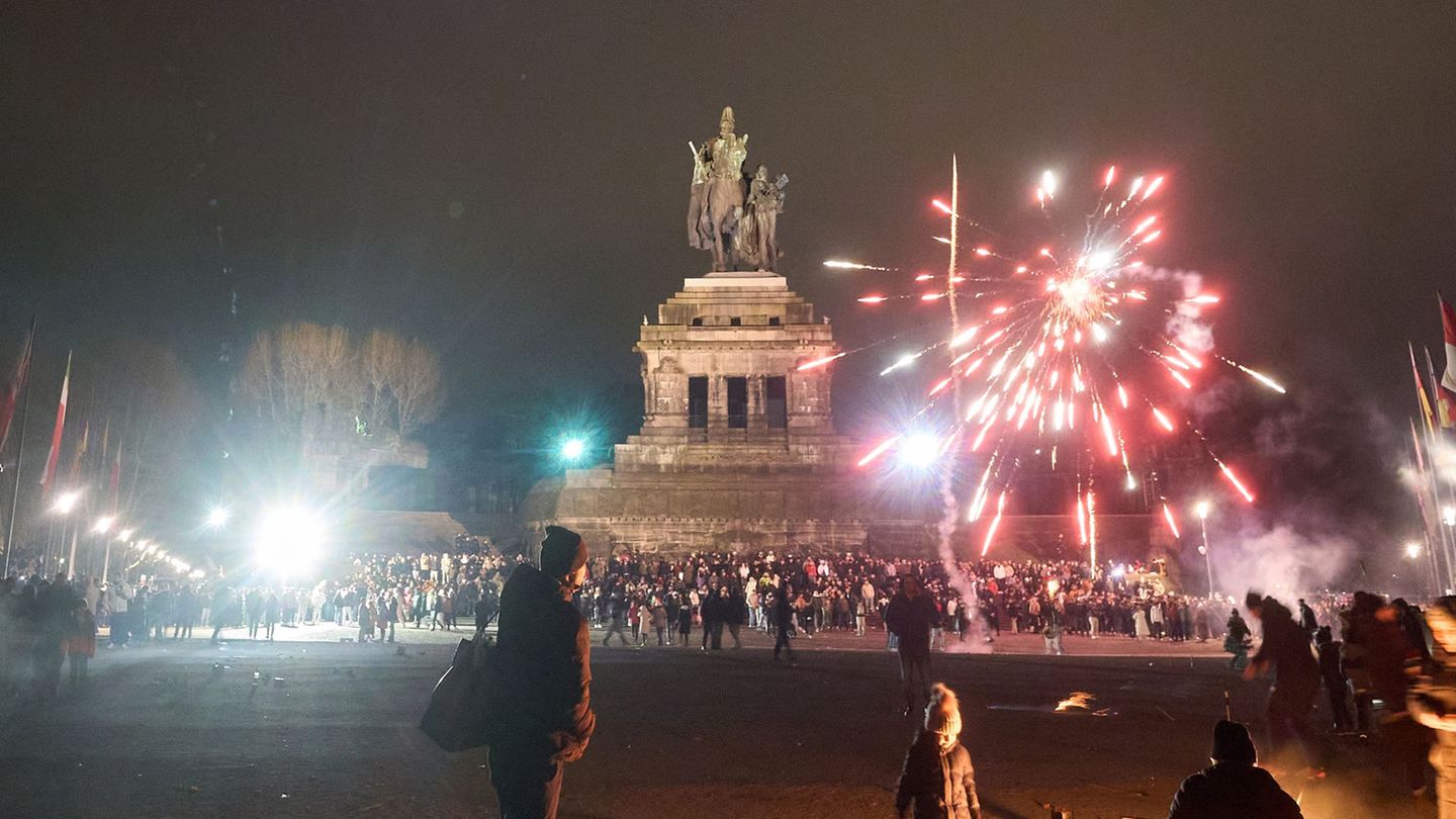 Traditionsgemäß begrüßen beispielsweise in Koblenz am Deutschen Eck, dem Zusammenfluss von Rhein und Mosel, viele Feierfreunde m