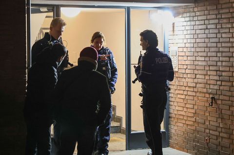 Die Polizei nahm den tatverdächtigen Jugendlichen noch vor Ort fest. Foto: BlaulichtRheinlandNRW/dpa