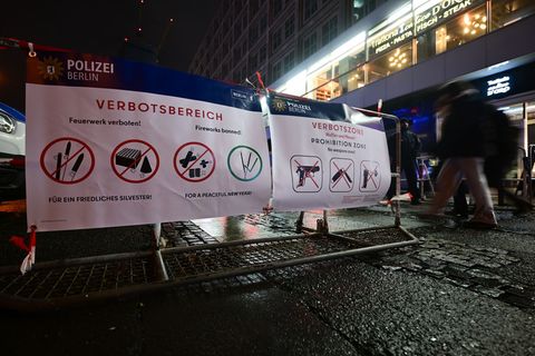 Das ausgeweitete Böllerverbot am Alexanderplatz wirkt offensichtlich. Foto: Sebastian Christoph Gollnow/dpa