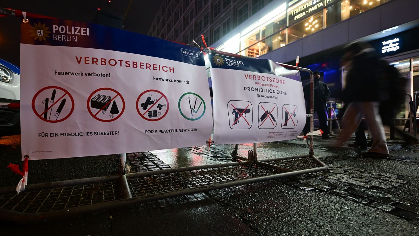 Das ausgeweitete Böllerverbot am Alexanderplatz wirkt offensichtlich. Foto: Sebastian Christoph Gollnow/dpa
