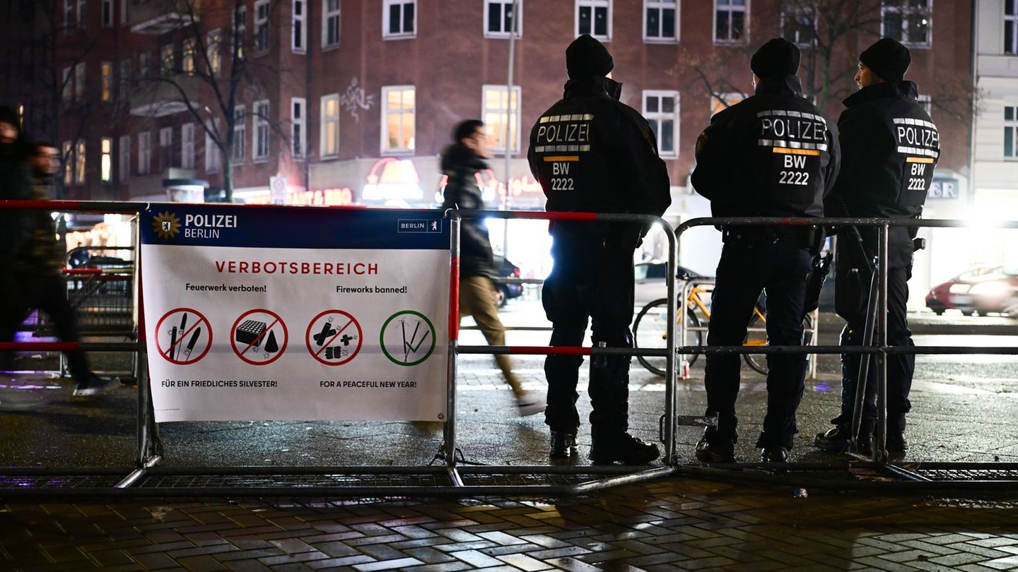 Die Berliner Polizei nimmt schon vor Mitternacht mehr als 100 Menschen fest. Foto: Sebastian Christoph Gollnow/dpa