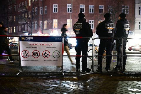 Die Berliner Polizei nimmt schon vor Mitternacht mehr als 100 Menschen fest. Foto: Sebastian Christoph Gollnow/dpa