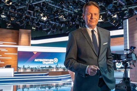 Moderator Rudi Cerne führt die Zuschauerinnen und Zuschauer in "Backstage – Aktenzeichen XY... Ungelöst" erstmals hinter die Kulissen der beliebten ZDF-Sendung.