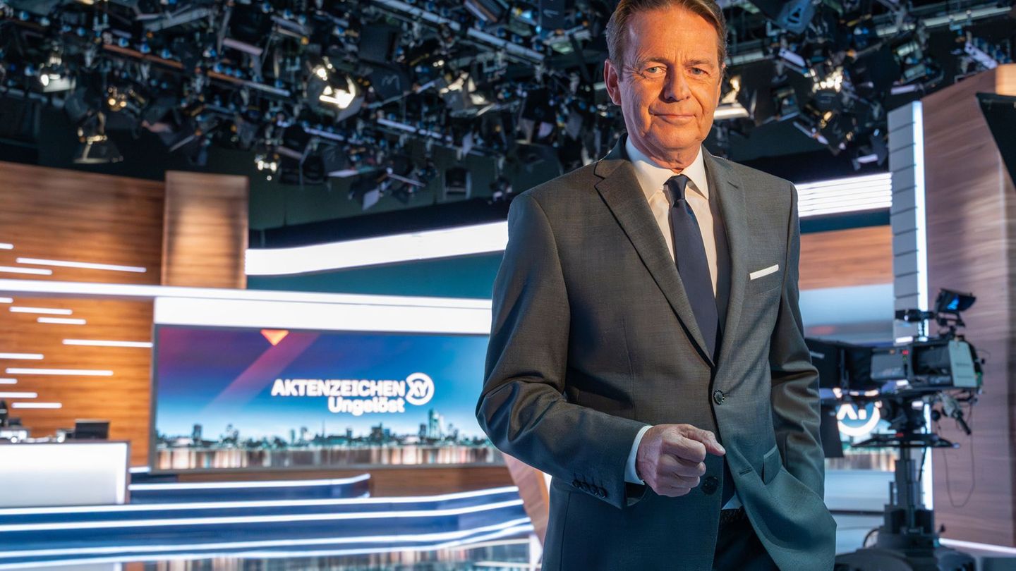 Moderator Rudi Cerne führt die Zuschauerinnen und Zuschauer in "Backstage – Aktenzeichen XY... Ungelöst" erstmals hinter die Kulissen der beliebten ZDF-Sendung.